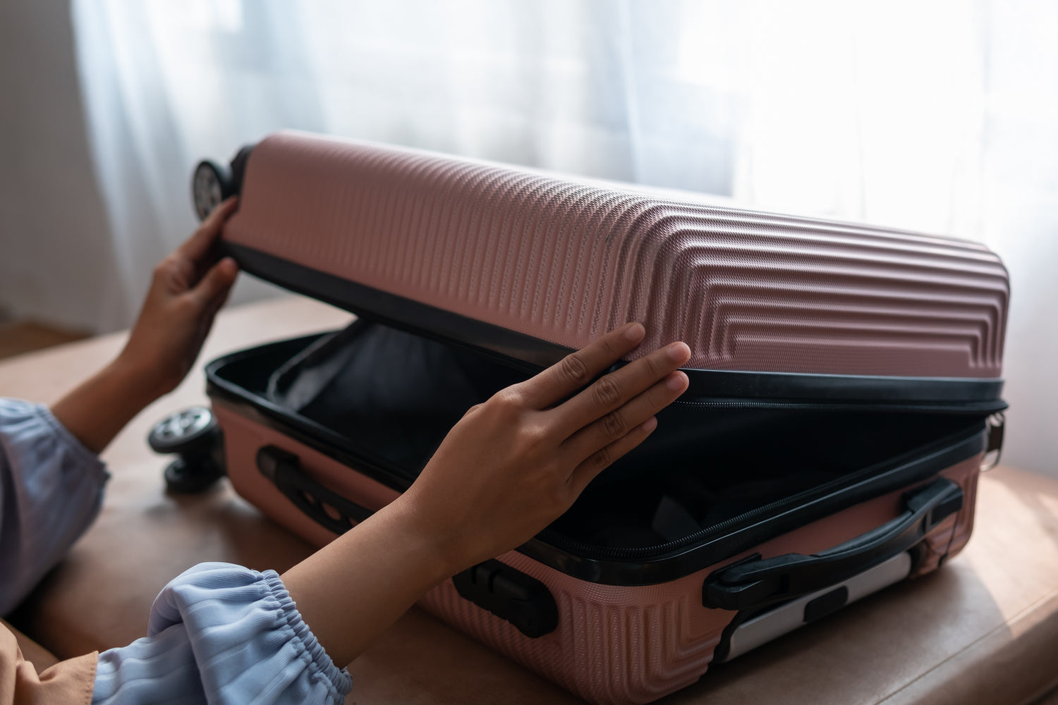K-RISE Suitcase Delivery